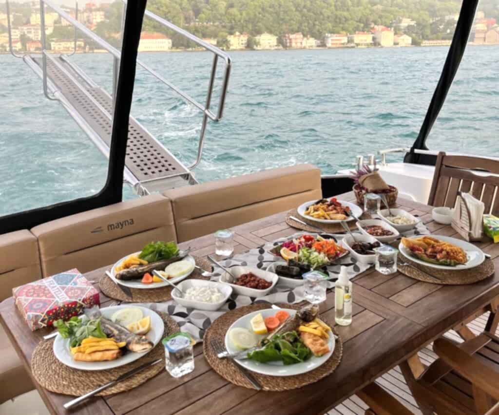 Teknede Şirket Yemeği: Çalışma Arkadaşlarınızla Teknede Akşam Yemeği