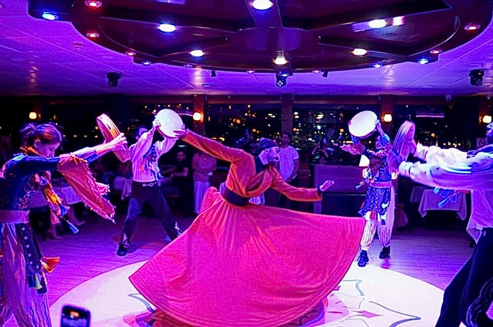 İstanbul Boğazı’nda Geleneksel Türk Gecesi Keyfi